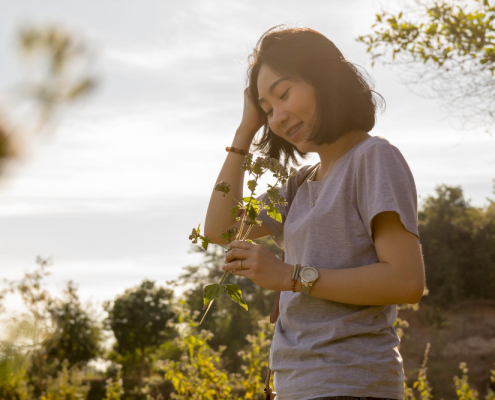Mulher vivendo um ritual matinal leve e natural, com luz suave e energia acolhedora.