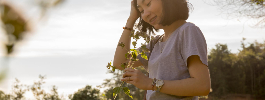 Mulher vivendo um ritual matinal leve e natural, com luz suave e energia acolhedora.